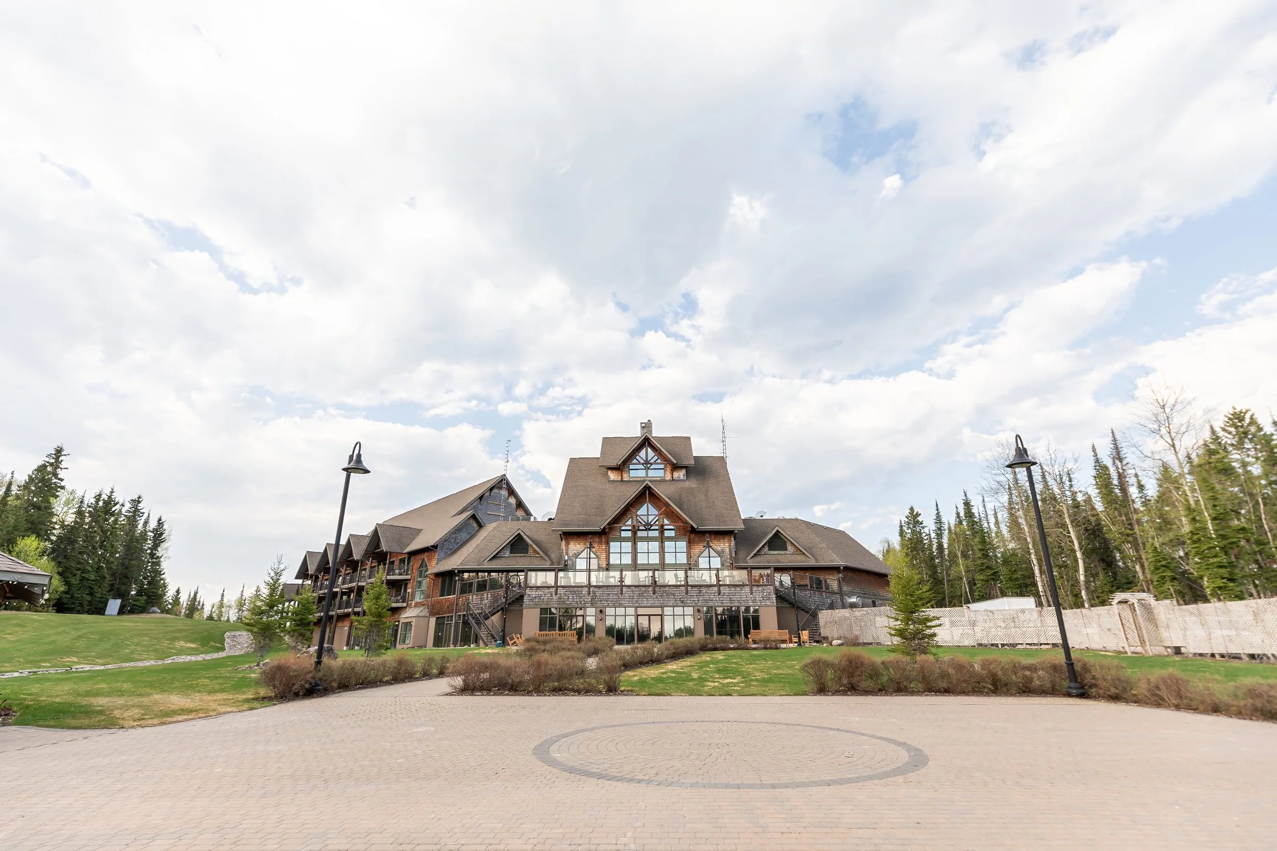 A seasonal outdoor space at Elk Ridge Resort