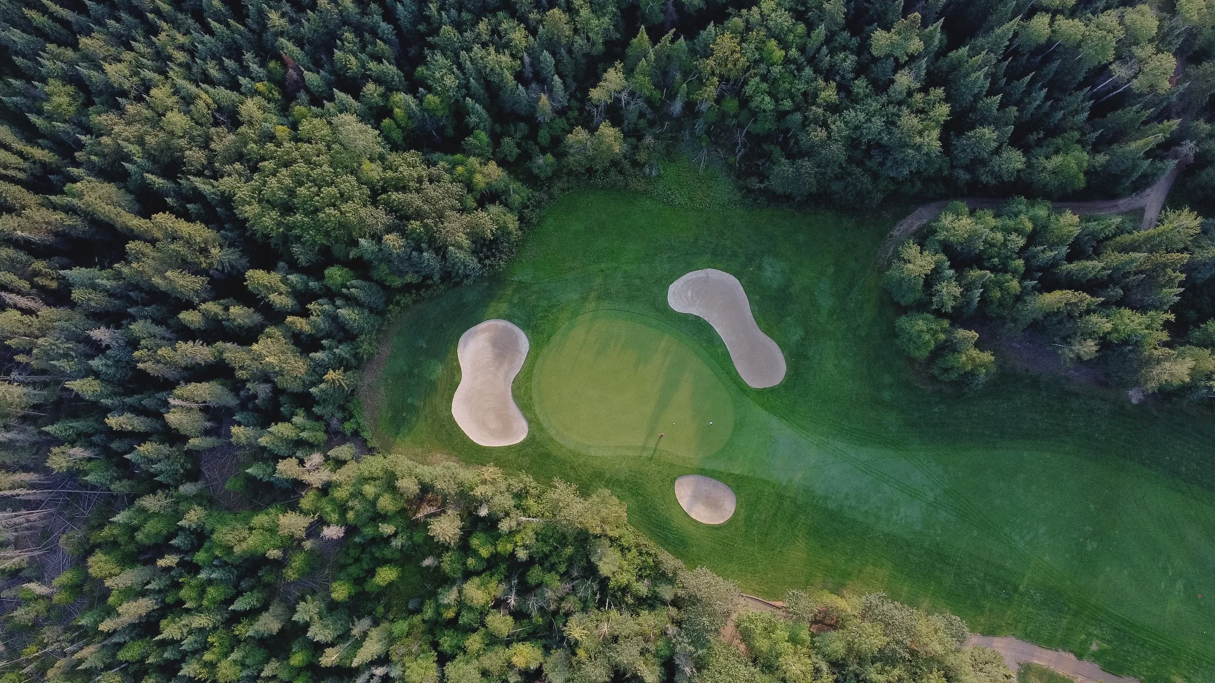 Aerial view of the golf course and lake at Elk Ridge Resort